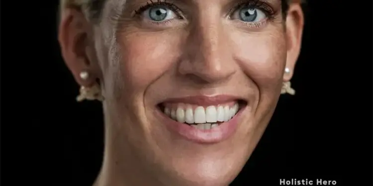 Portada de la revista Forbes con MaryRuth Ghiyam, empresaria rubia de ojos azules sonriendo, luciendo joyas de perlas. Título: 'Vitamin Queen'.