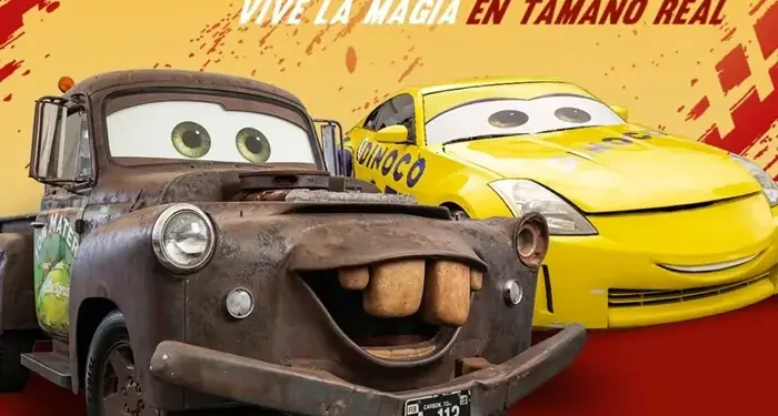 Carteles promocionales del evento El Mundo de Cars en el tercer nivel del parqueo de Metrocentro con fecha del 14 al 30 de agosto.