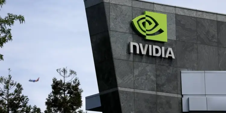 Logotipo y nombre de NVIDIA en la fachada de un edificio corporativo moderno con azulejos de piedra gris.