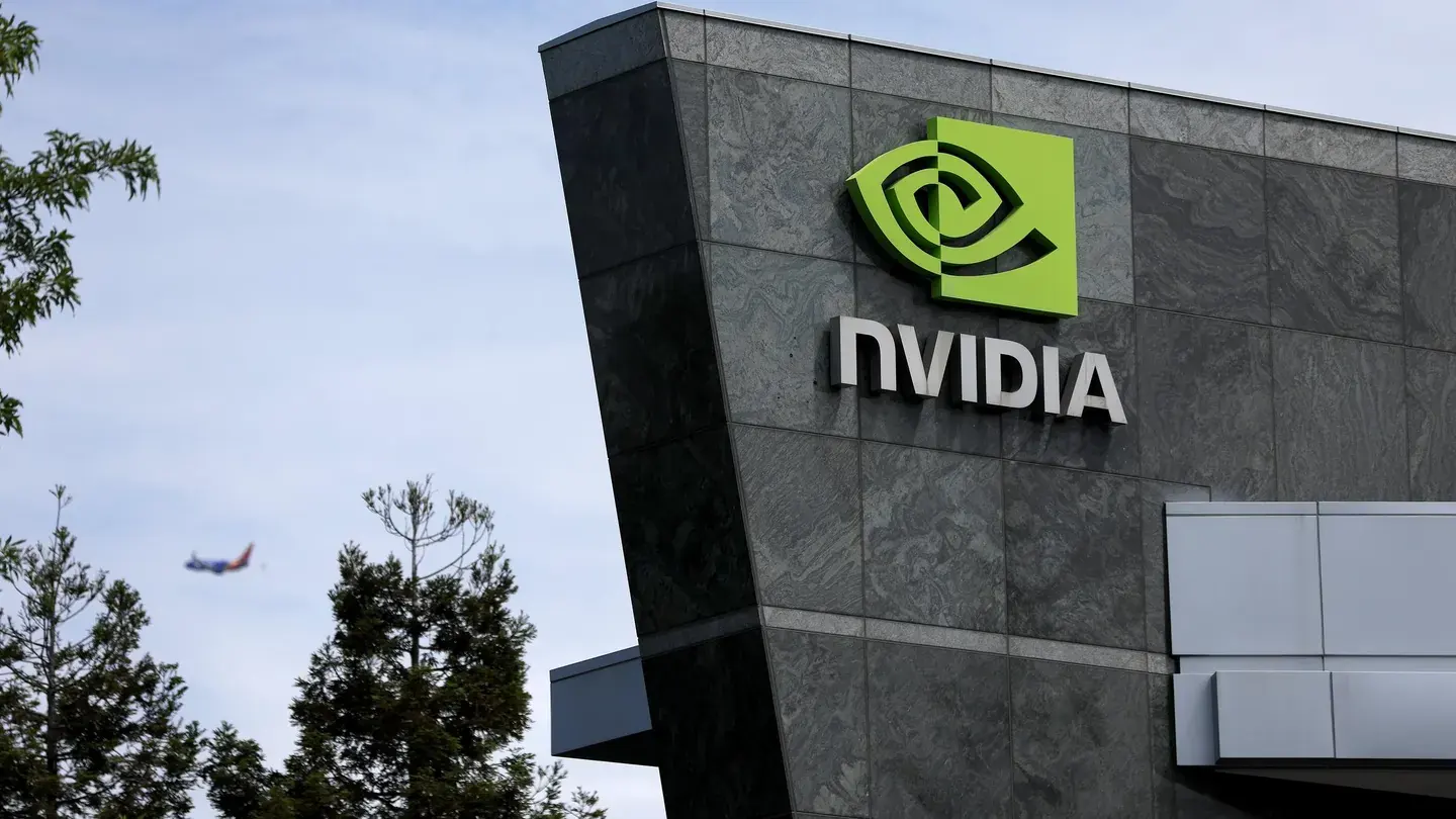 Logotipo y nombre de NVIDIA en la fachada de un edificio corporativo moderno con azulejos de piedra gris.