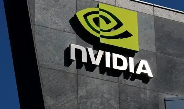 Logotipo oficial de la empresa Nvidia instalado en la fachada de piedra de un edificio corporativo bajo el cielo azul.