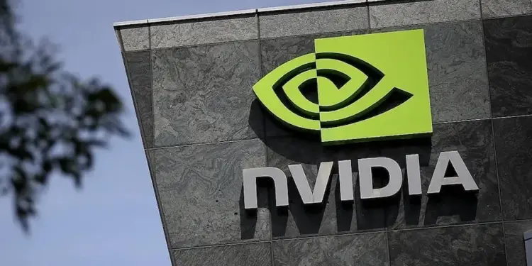Logotipo verde y letras plateadas de Nvidia en la fachada de piedra de un edificio corporativo.