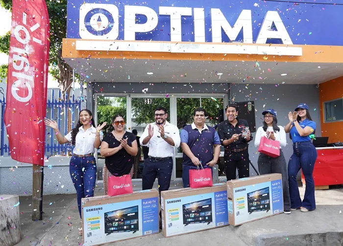 Clientes de Óptima Cargo y Claro Club celebran sus nuevos televisores.