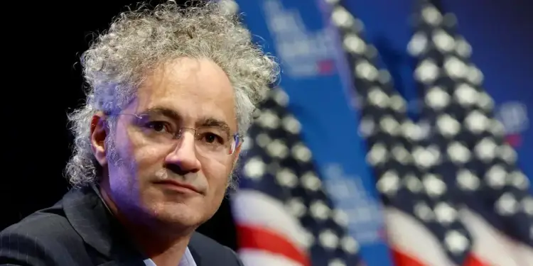 Palantir sube 30% y Karp escala Forbes