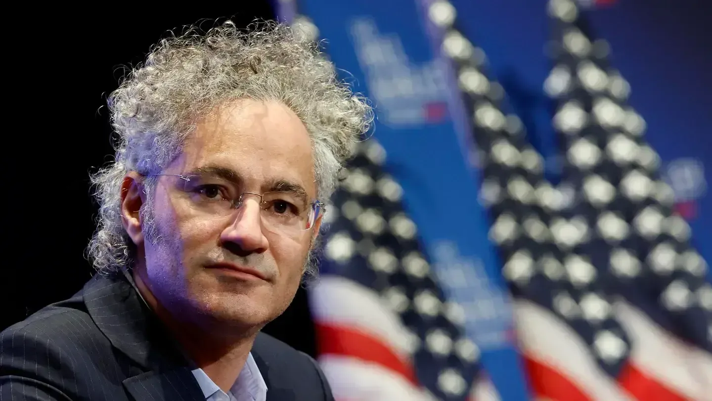 Palantir sube 30% y Karp escala Forbes
