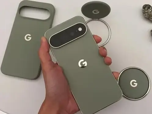 Mano sosteniendo un teléfono inteligente verde con una funda a juego y accesorios magnéticos con el logotipo de Google.