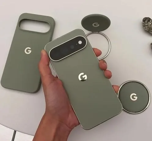 Mano sosteniendo un teléfono inteligente verde con una funda a juego y accesorios magnéticos con el logotipo de Google.