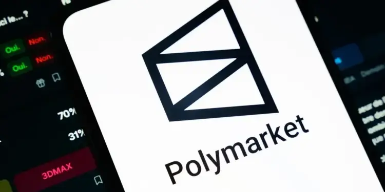 Pantalla de smartphone con el logo de Polymarket y su nombre. Se observan datos de mercado y opciones 'Sí/No' en la interfaz oscura.