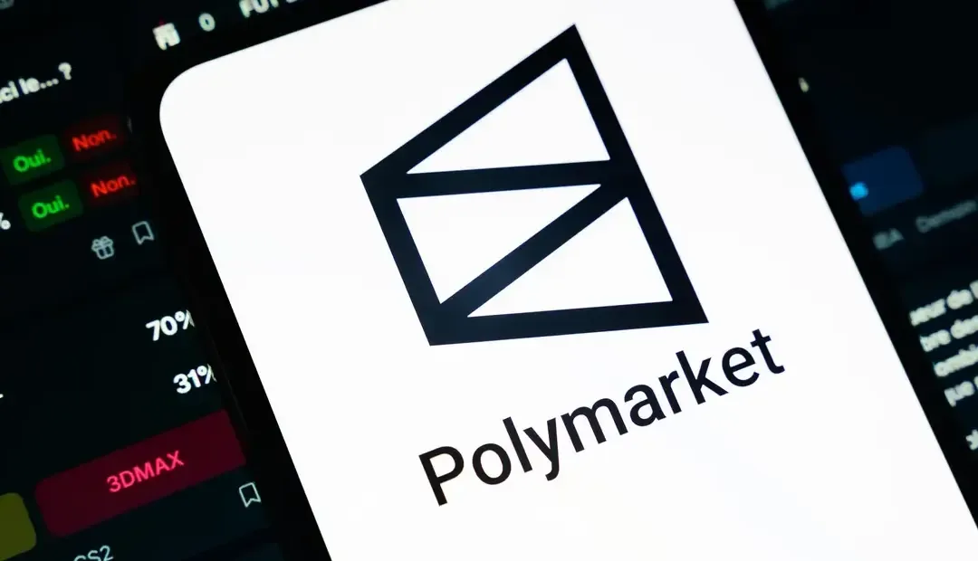 Pantalla de smartphone con el logo de Polymarket y su nombre. Se observan datos de mercado y opciones 'Sí/No' en la interfaz oscura.