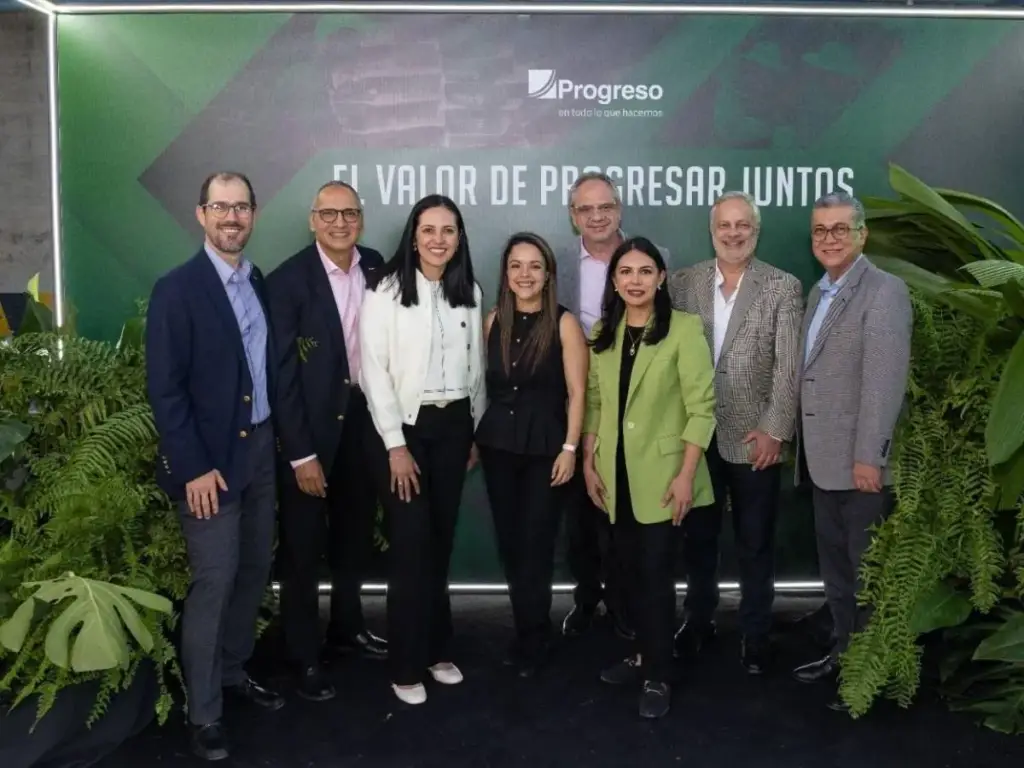 El programa social HogaRES sustituye pisos de tierra por concreto para beneficiar a familias.