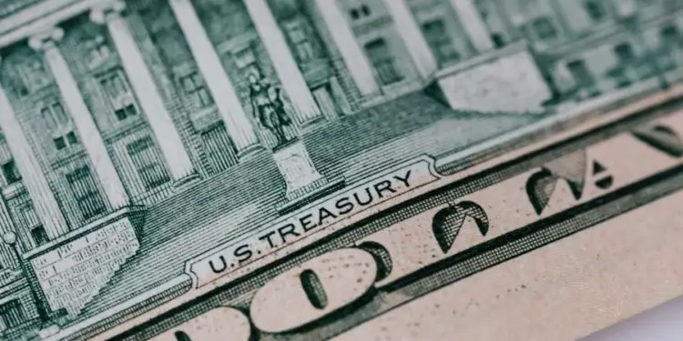 Primer plano de un billete de dólar con la inscripción US Treasury y detalles arquitectónicos grabados.