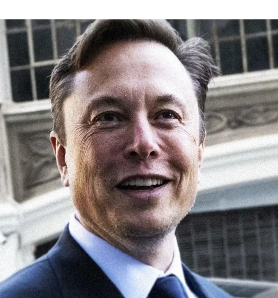 Primer plano de un empresario sonriente, de mediana edad, con traje oscuro y corbata, sobre un fondo arquitectónico borroso.