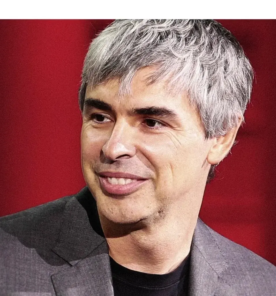 Hombre profesional sonriente con cabello gris, traje gris y camiseta negra, sobre un fondo rojo liso. Mirada optimista y profesional.