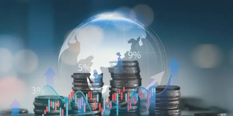 Montones de monedas apiladas con un globo terráqueo transparente y gráficos financieros superpuestos.