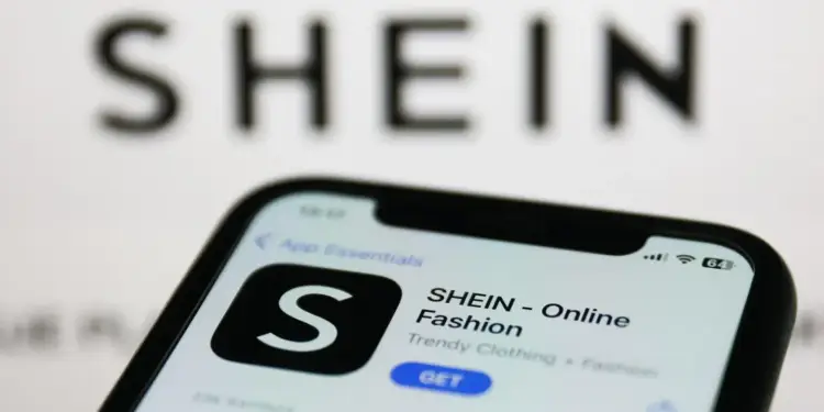 Primer plano de un smartphone mostrando la aplicación de compras online SHEIN en la pantalla.