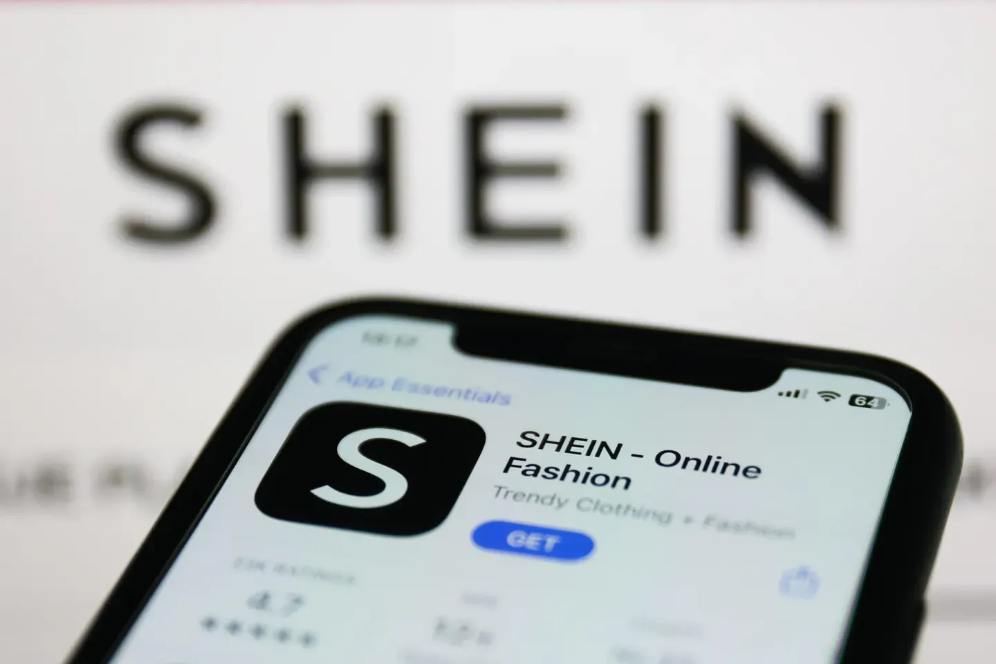 Primer plano de un smartphone mostrando la aplicación de compras online SHEIN en la pantalla.