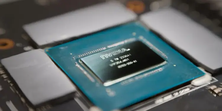 Primer plano de un microchip NVIDIA instalado en una placa base electrónica con componentes de hardware.