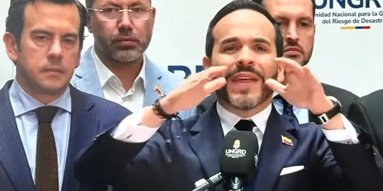 Cuatro hombres con traje y corbata en una conferencia de prensa frente a un micrófono.