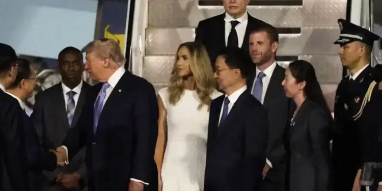 Grupo de hombres y mujeres de negocios y políticos bajando por las escaleras de un avión privado durante un viaje oficial.