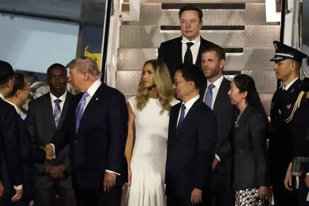 Grupo de hombres y mujeres de negocios y políticos bajando por las escaleras de un avión privado durante un viaje oficial.