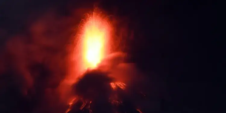 Volcán de Fuego en Guatemala da tregua tras erupciones