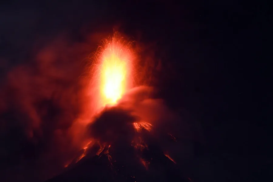 Volcán de Fuego en Guatemala da tregua tras erupciones