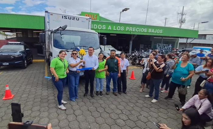 El nuevo vehículo Isuzu fortalece la logística de recolección de productos.