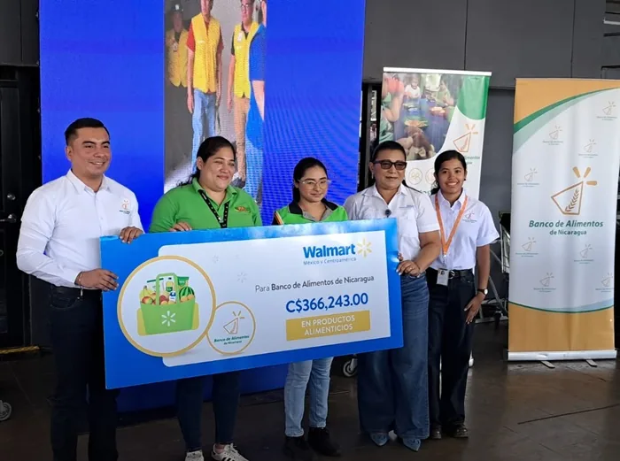 Representantes de ambas instituciones durante la entrega oficial del donativo.
