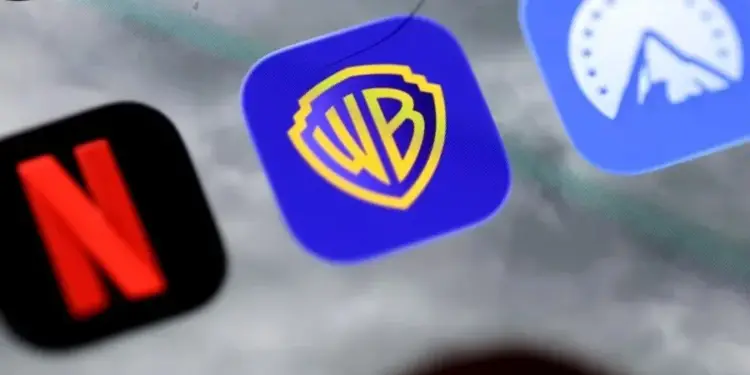 Primer plano de iconos de aplicaciones de streaming en una pantalla: Netflix, Warner Bros. Discovery y Paramount+. Representa el mercado digital.