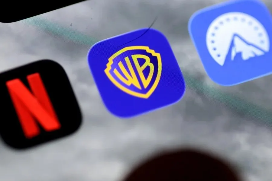 Primer plano de iconos de aplicaciones de streaming en una pantalla: Netflix, Warner Bros. Discovery y Paramount+. Representa el mercado digital.