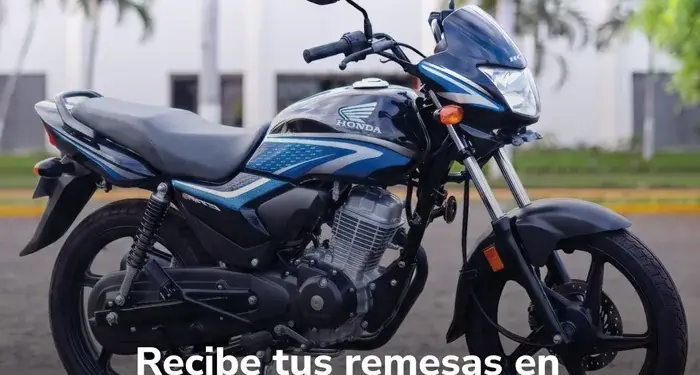 Motocicleta negra y azul estacionada al aire libre con texto superpuesto sobre recibir remesas.
