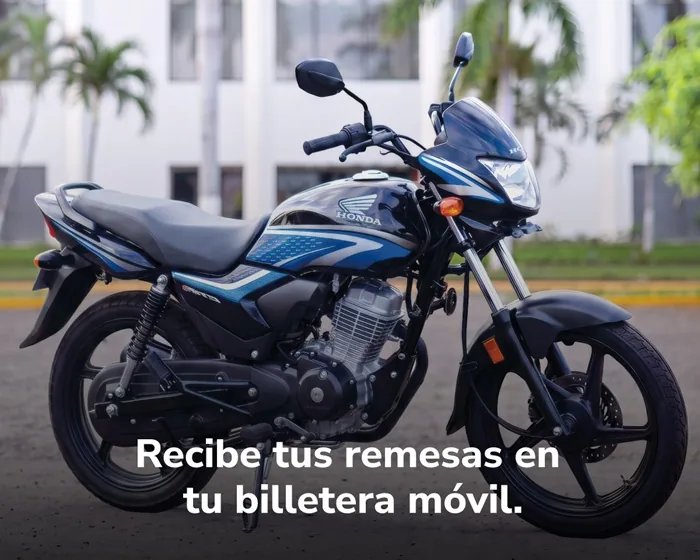 Motocicleta negra y azul estacionada al aire libre con texto superpuesto sobre recibir remesas.