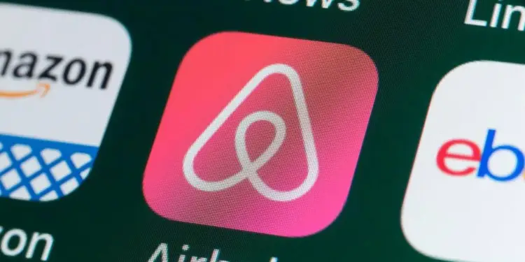 Primer plano de la pantalla de un teléfono inteligente mostrando el icono de la aplicación en color rojo