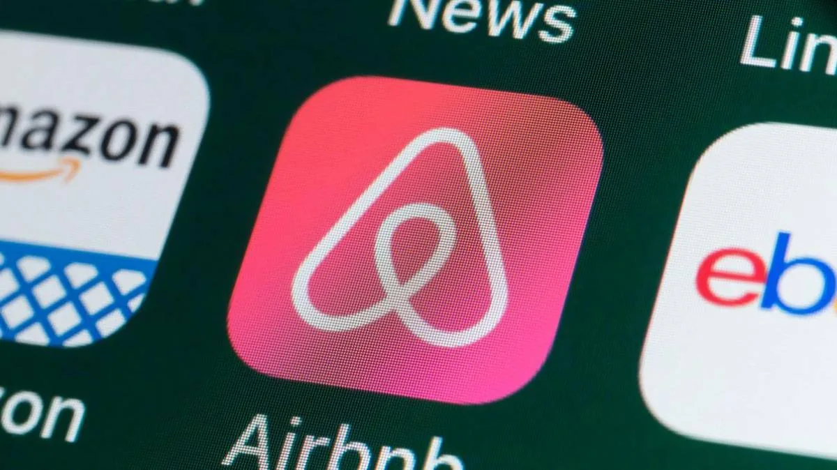 Primer plano de la pantalla de un teléfono inteligente mostrando el icono de la aplicación en color rojo