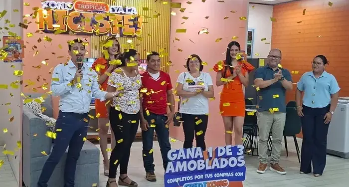 Grupo de personas celebrando con confeti dorado en el lanzamiento de una promoción de crédito y amoblados.