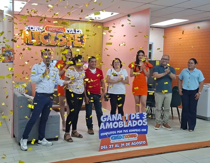 Grupo de personas celebrando con confeti dorado en el lanzamiento de una promoción de crédito y amoblados.