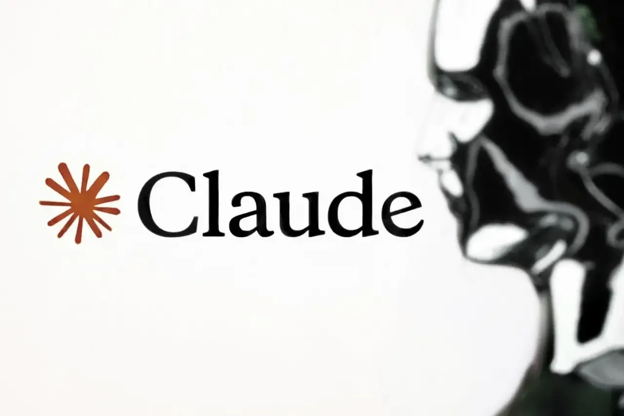 Imagen que muestra el texto Claude en negro acompañado de un icono marrón con forma de estrella o sol estilizado.