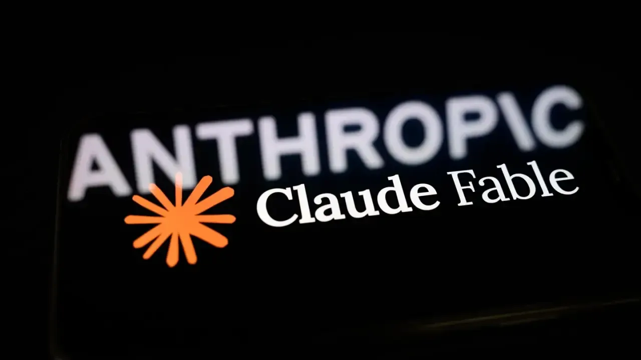 Imagen de primer plano con los textos Anthropic y Claude Fable acompañados de un logotipo naranja sobre fondo negro.