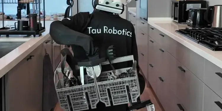 Persona vistiendo equipo tecnológico con routers y sensores en la cabeza en una cocina moderna.