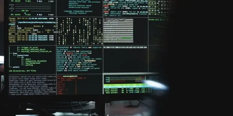 Pantalla de ordenador dividida en múltiples ventanas con código de programación y gráficos de rendimiento en verde.