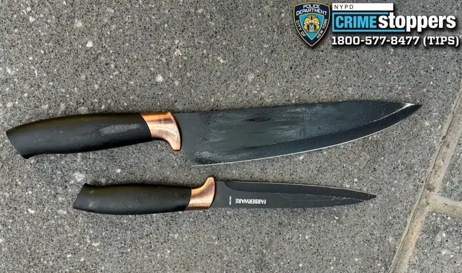 Dos cuchillos con mango negro y detalles cobrizos colocados sobre una superficie de piedra gris, con un cartel policial superior.