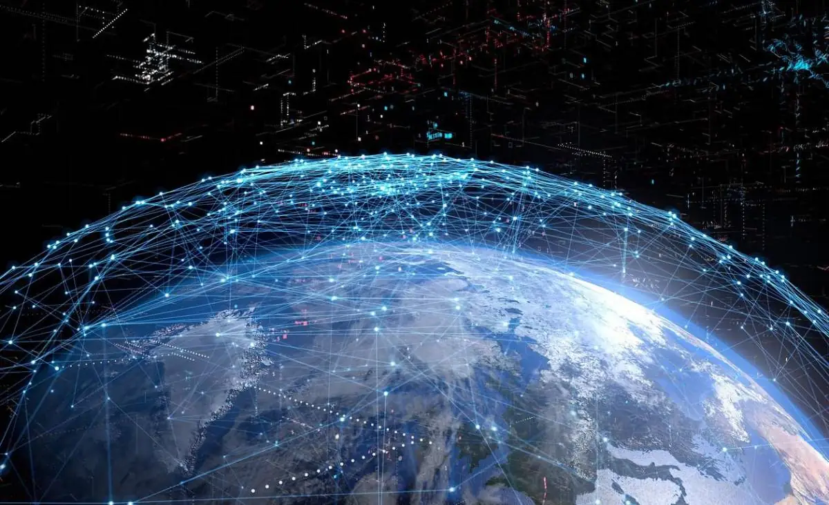 Representación digital del planeta Tierra con una red luminosa azul de puntos y líneas que simboliza la conectividad global y el flujo de datos.