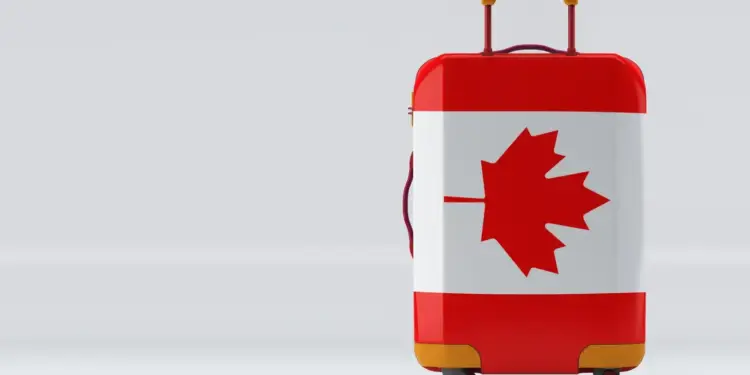 Maleta de viaje vertical con el diseño de la bandera de Canadá y fondo blanco.