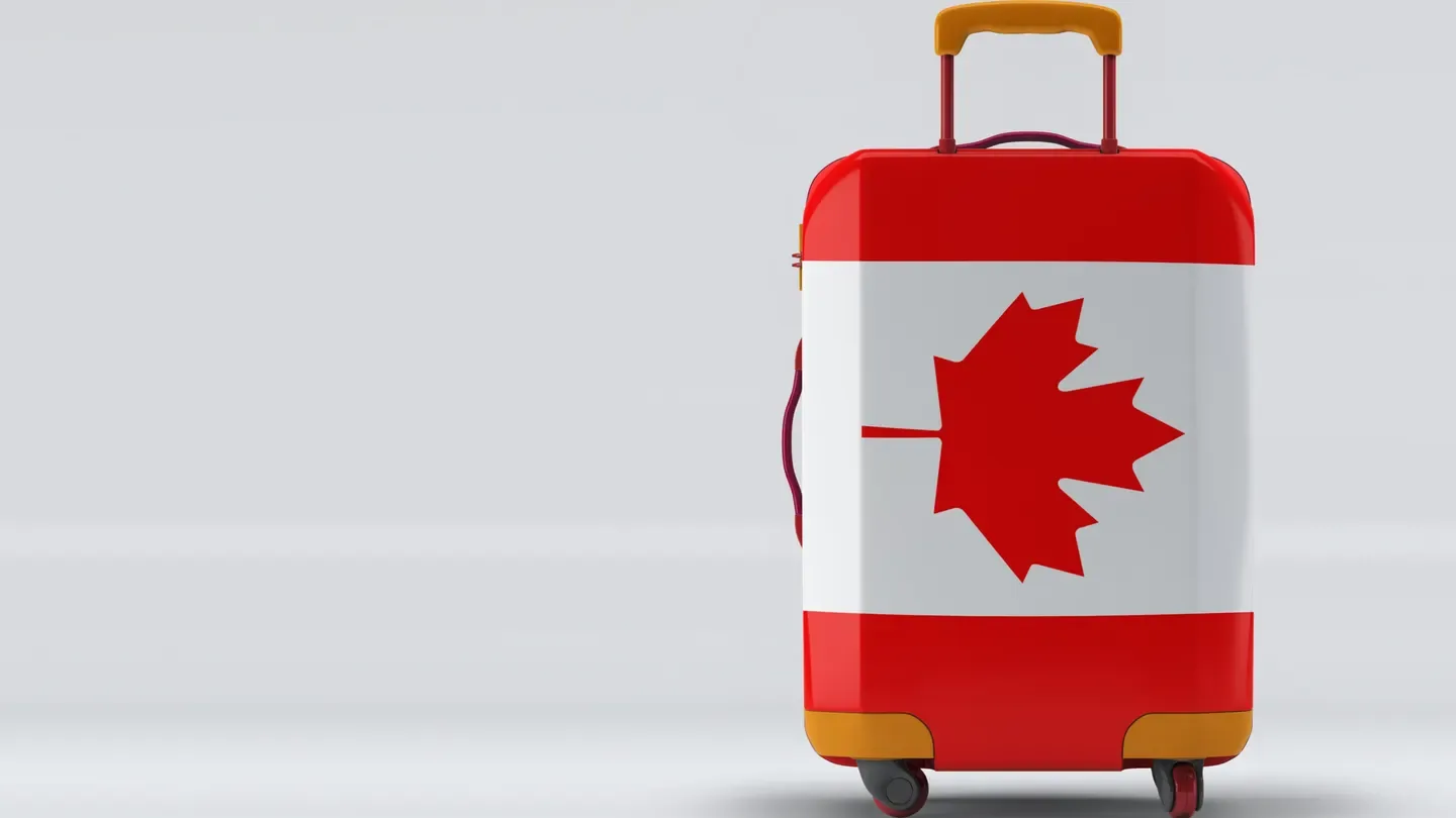 Maleta de viaje vertical con el diseño de la bandera de Canadá y fondo blanco.
