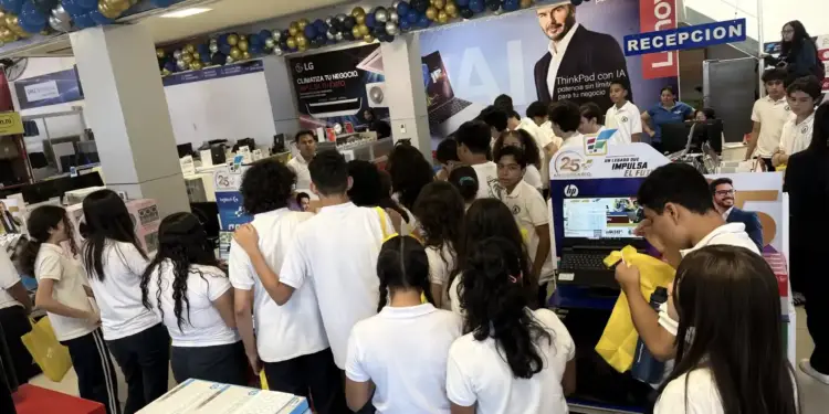 Estudiantes de secundaria rodean una estación de laptops HP y Dell durante la apertura de la 21 Feria Tecnológica de Comtech en Managua