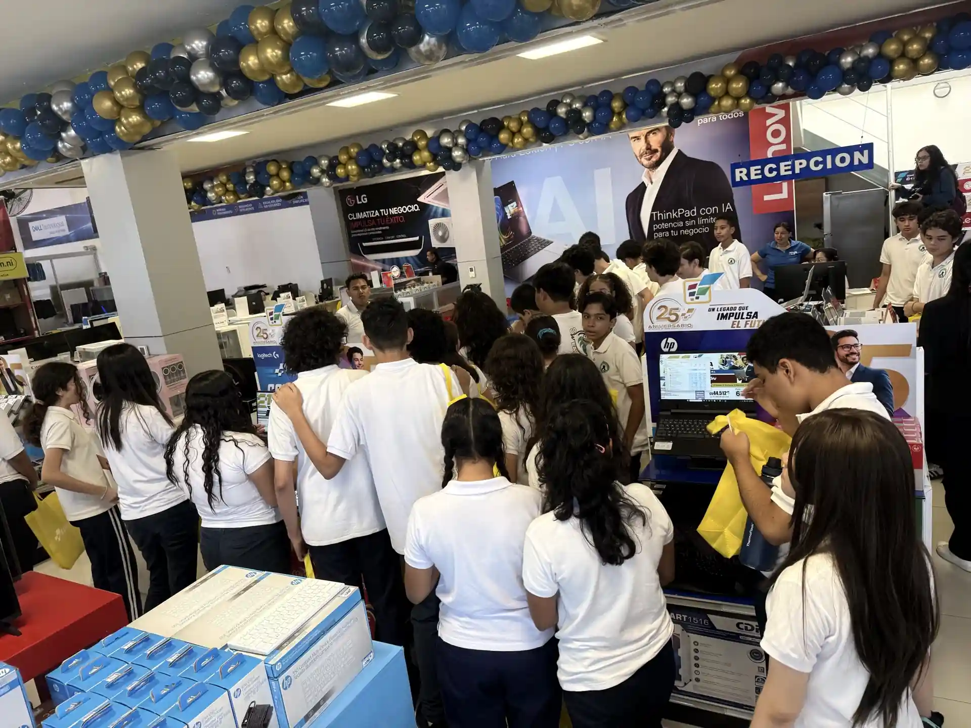 Estudiantes de secundaria rodean una estación de laptops HP y Dell durante la apertura de la 21 Feria Tecnológica de Comtech en Managua