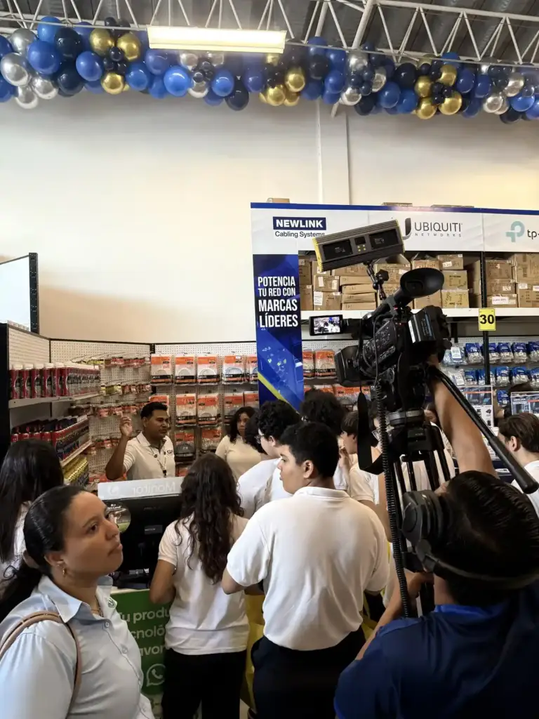 Un asesor de Comtech explica soluciones de redes Newlink, Ubiquiti y TP-Link a un grupo de estudiantes