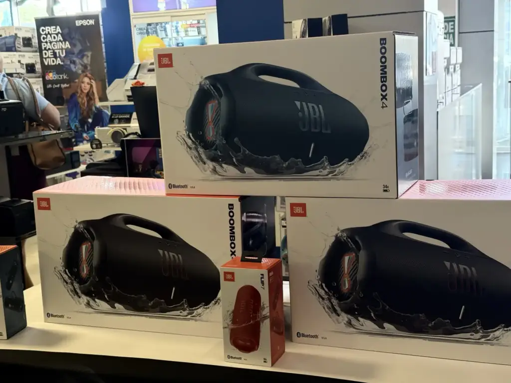 Parlantes JBL Boombox 4 e impresoras Epson EcoTank exhibidos en el frente de tienda de la feria de Comtech