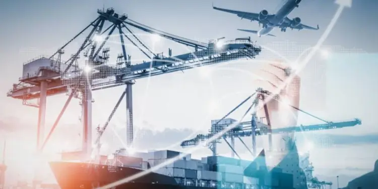 Imagen conceptual de logística global con un barco portacontenedores, grúas de puerto, un avión en vuelo y gráficos de crecimiento financiero superpuestos.