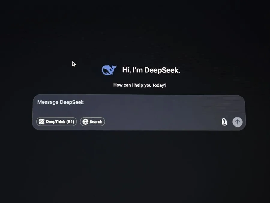 Interfaz digital de DeepSeek con un chatbot de IA, mostrando un campo de mensaje, opciones 'DeepThink' y 'Search', y un logo de ballena.